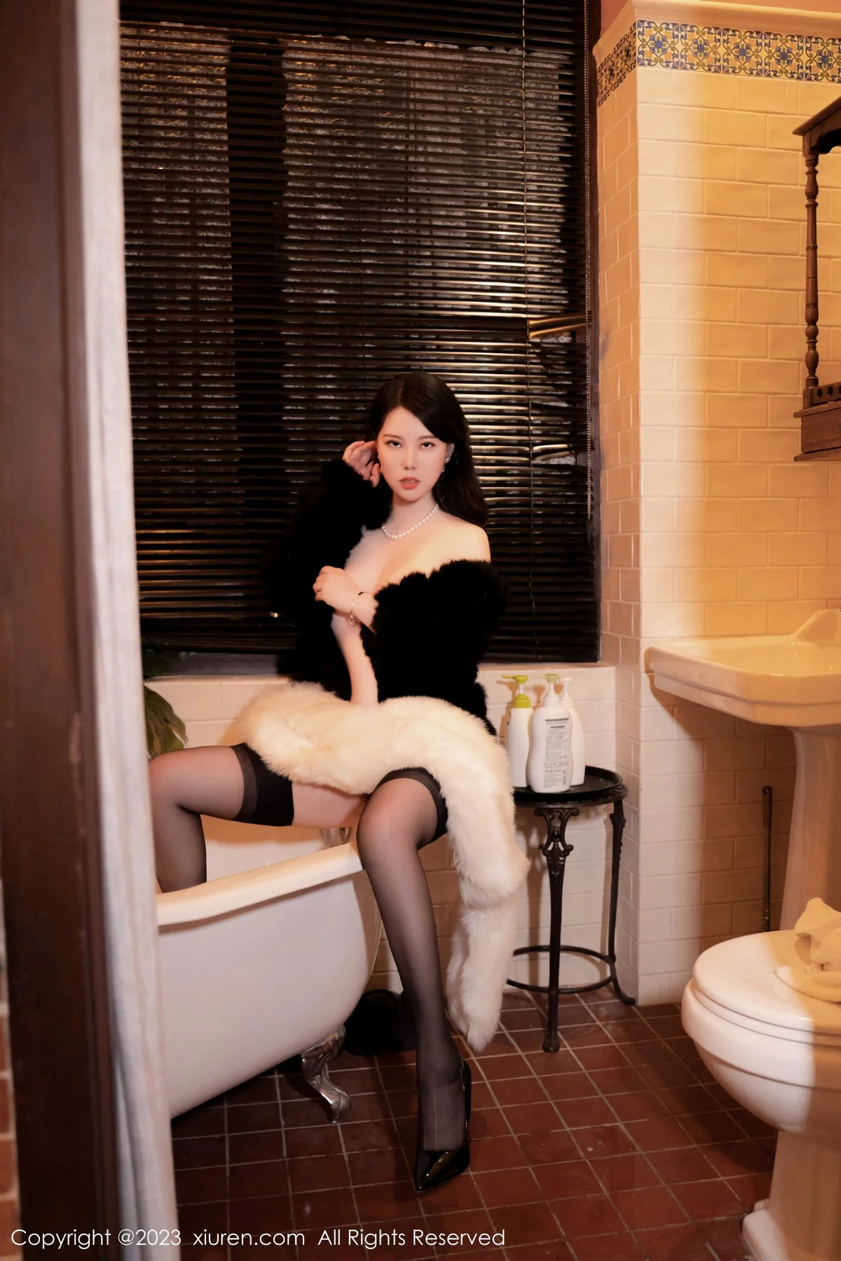 [[XiuRen秀人网]秀人网]No.6225_模特白茹雪私房性感黑色毛衣配黑丝吊袜秀丰腴身材诱惑写真60P