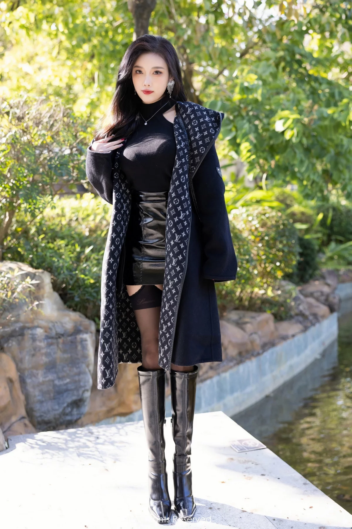 [[XiuRen秀人网]秀人网]No.6229_女神杨晨晨Yome脱黑色外衣露性感黑色蕾丝内衣完美诱惑写真73P