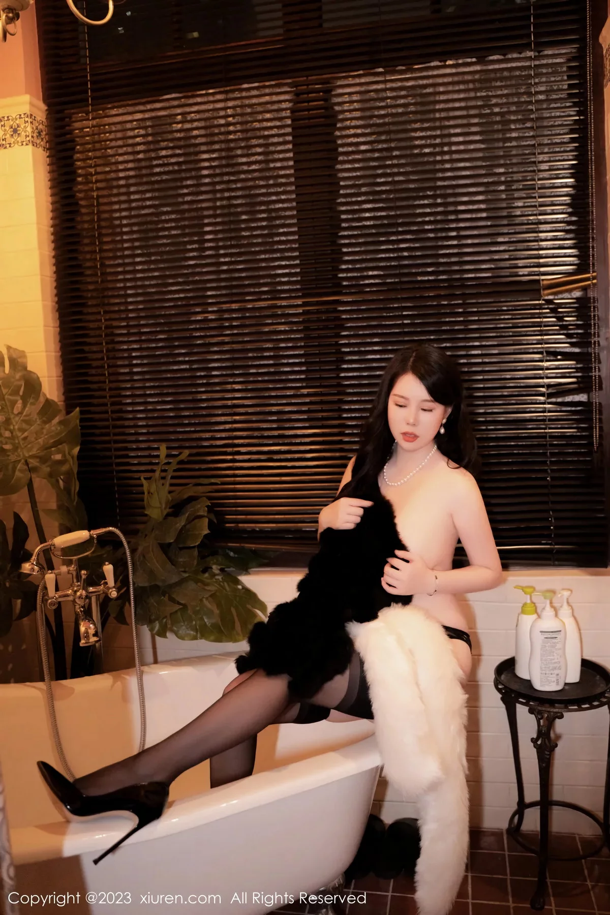 [[XiuRen秀人网]秀人网]No.6225_模特白茹雪私房性感黑色毛衣配黑丝吊袜秀丰腴身材诱惑写真60P