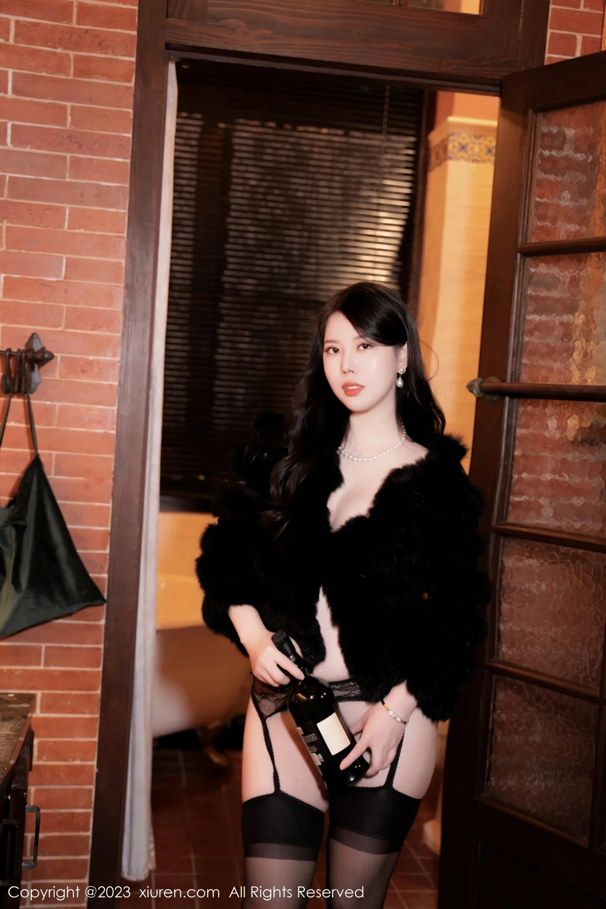 [[XiuRen秀人网]秀人网]No.6225_模特白茹雪私房性感黑色毛衣配黑丝吊袜秀丰腴身材诱惑写真60P