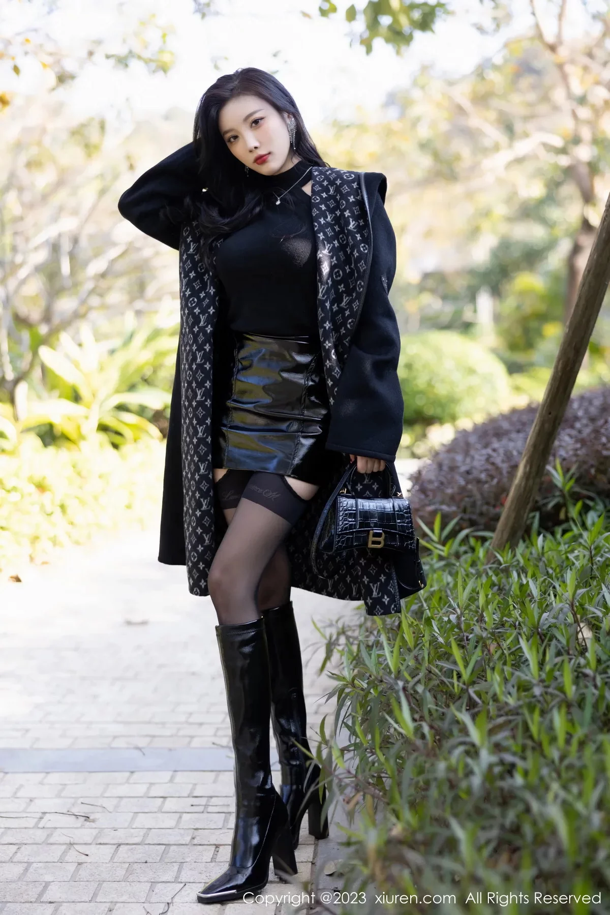 [[XiuRen秀人网]秀人网]No.6229_女神杨晨晨Yome脱黑色外衣露性感黑色蕾丝内衣完美诱惑写真73P