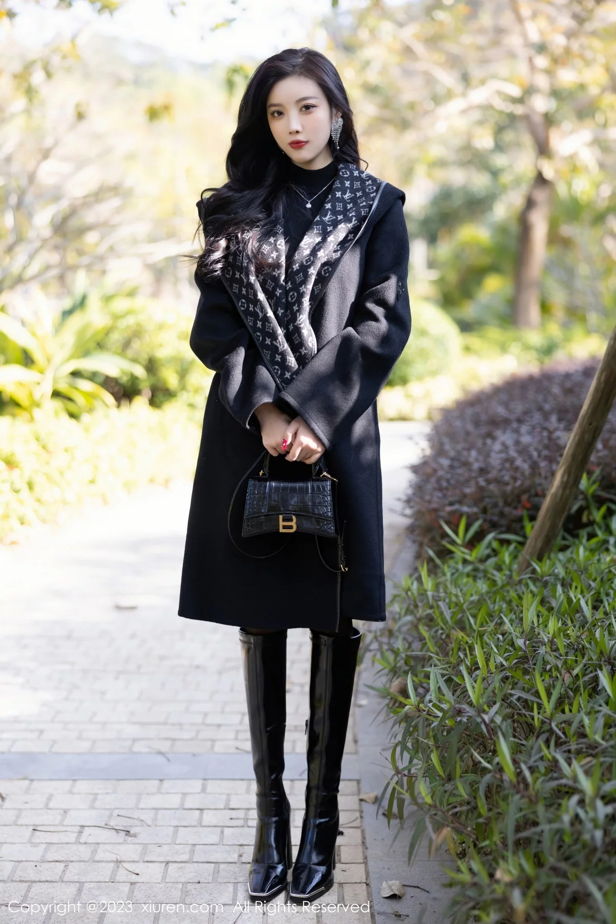 [[XiuRen秀人网]秀人网]No.6229_女神杨晨晨Yome脱黑色外衣露性感黑色蕾丝内衣完美诱惑写真73P