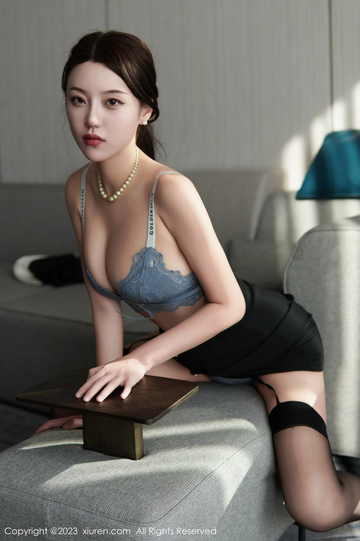 [[XiuRen秀人网]秀人网]No.6231_模特米娜MnaL性感OL装扮半脱露蕾丝内衣配黑丝吊袜诱惑写真83P