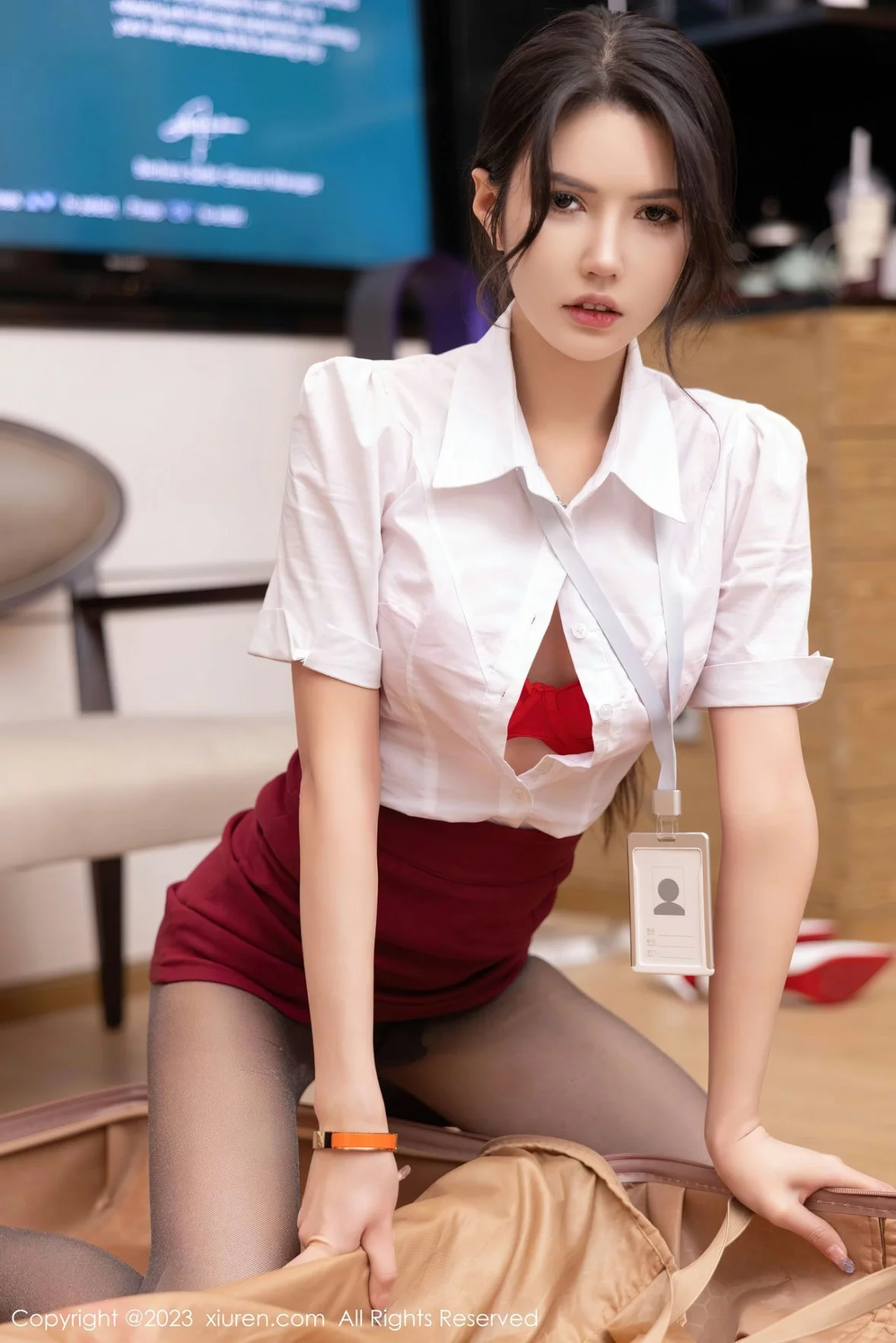 [[XiuRen秀人网]秀人网]No.6232_模特媛媛酱belle性感白T配暗红色短裙露超薄无内黑丝诱惑写真103P