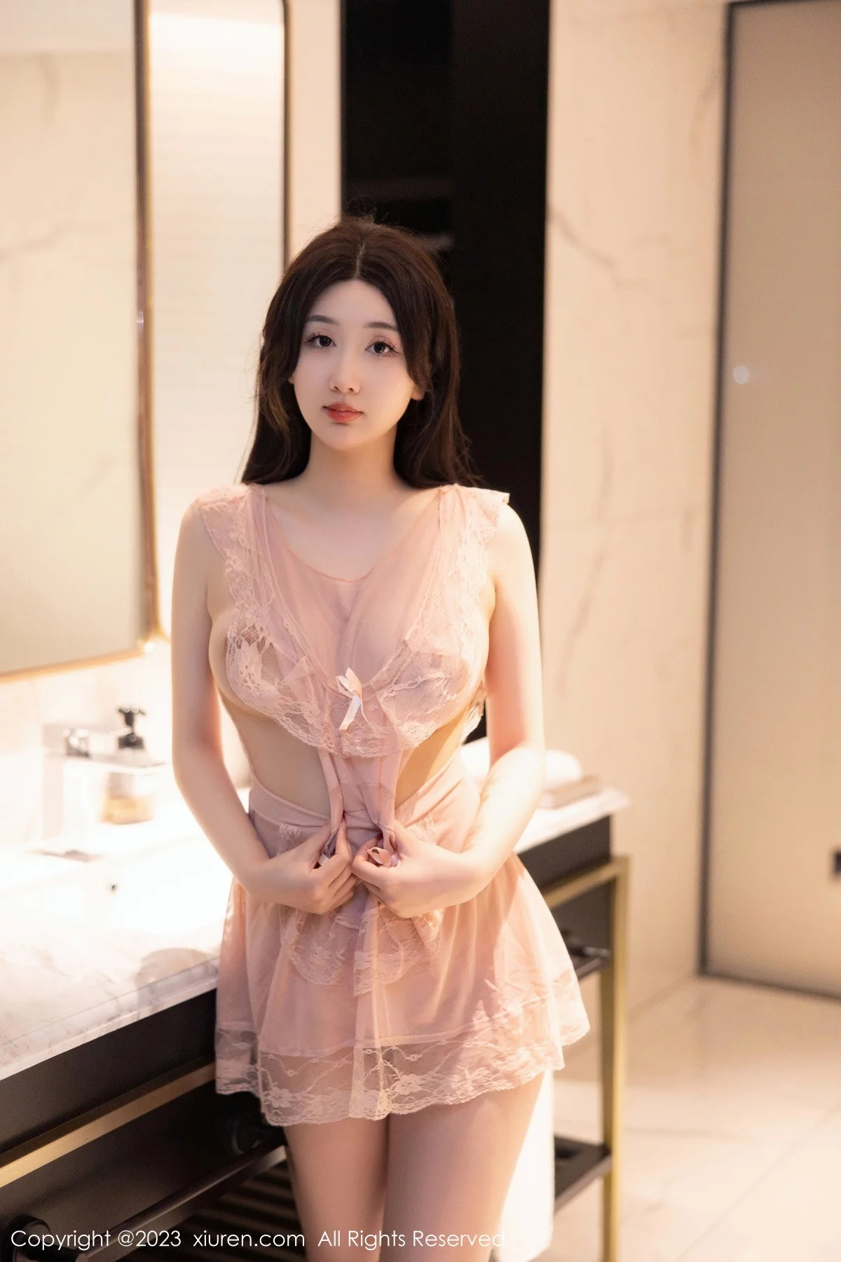 [[XiuRen秀人网]秀人网]No.6243_模特江真真浴室场景性感淡粉色蕾丝情趣服秀惹火身材诱惑写真78P