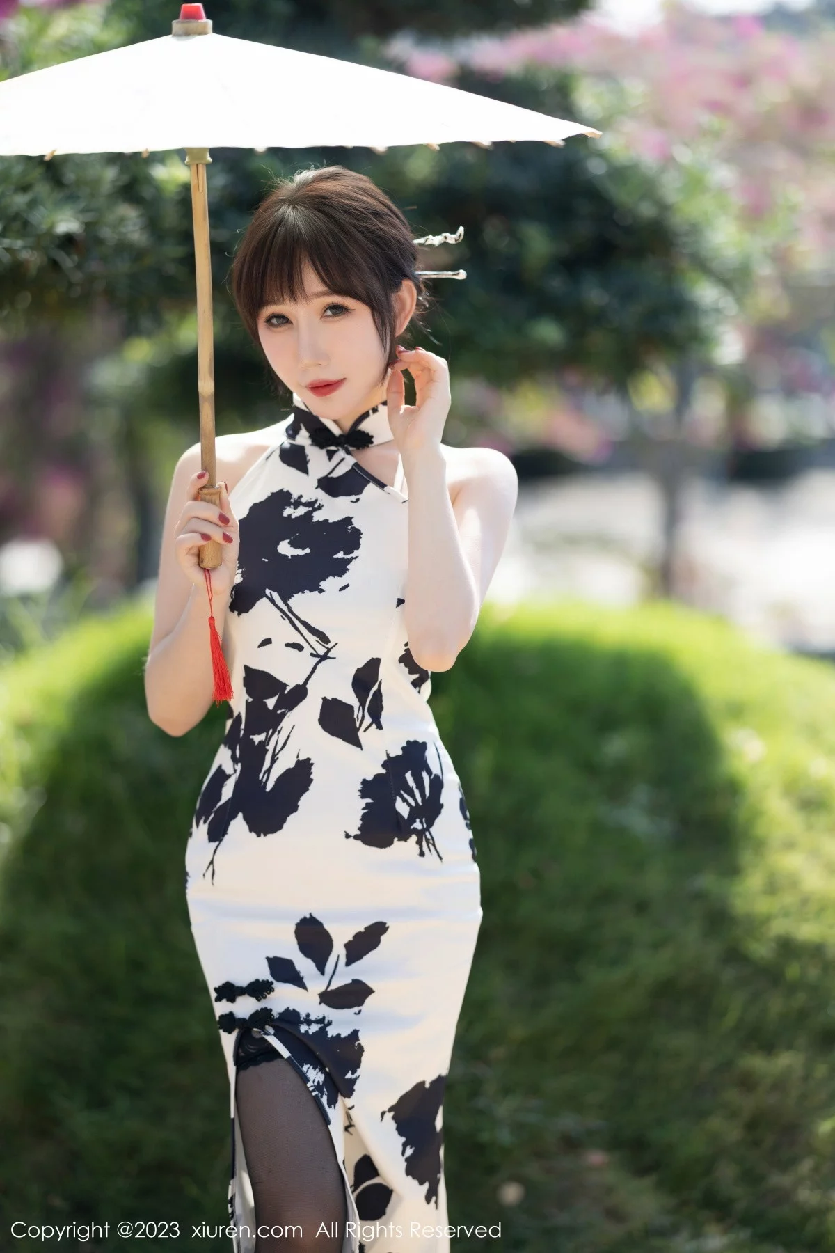 [[XiuRen秀人网]秀人网]No.6241_模特波巧酱脱白色带图案旗袍露性感黑色蕾丝内衣迷人诱惑写真88P