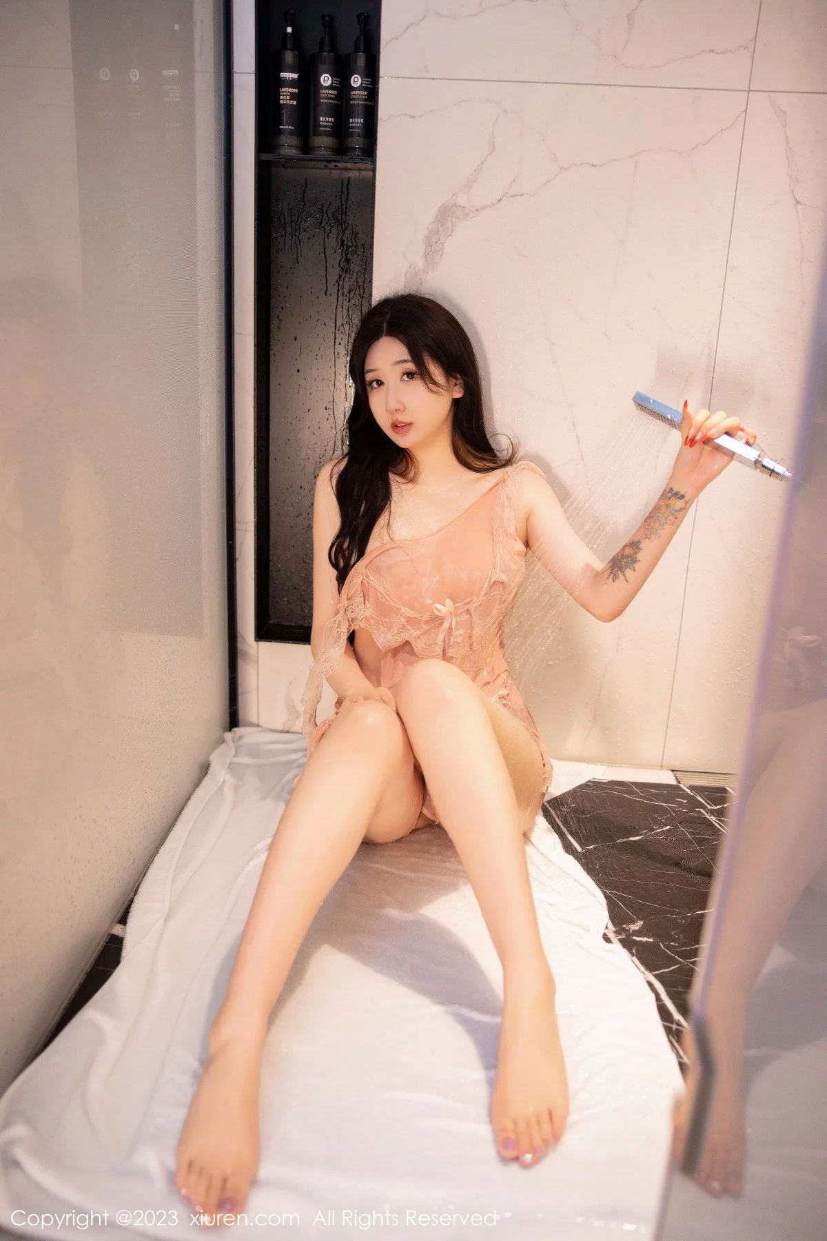 [[XiuRen秀人网]秀人网]No.6243_模特江真真浴室场景性感淡粉色蕾丝情趣服秀惹火身材诱惑写真78P