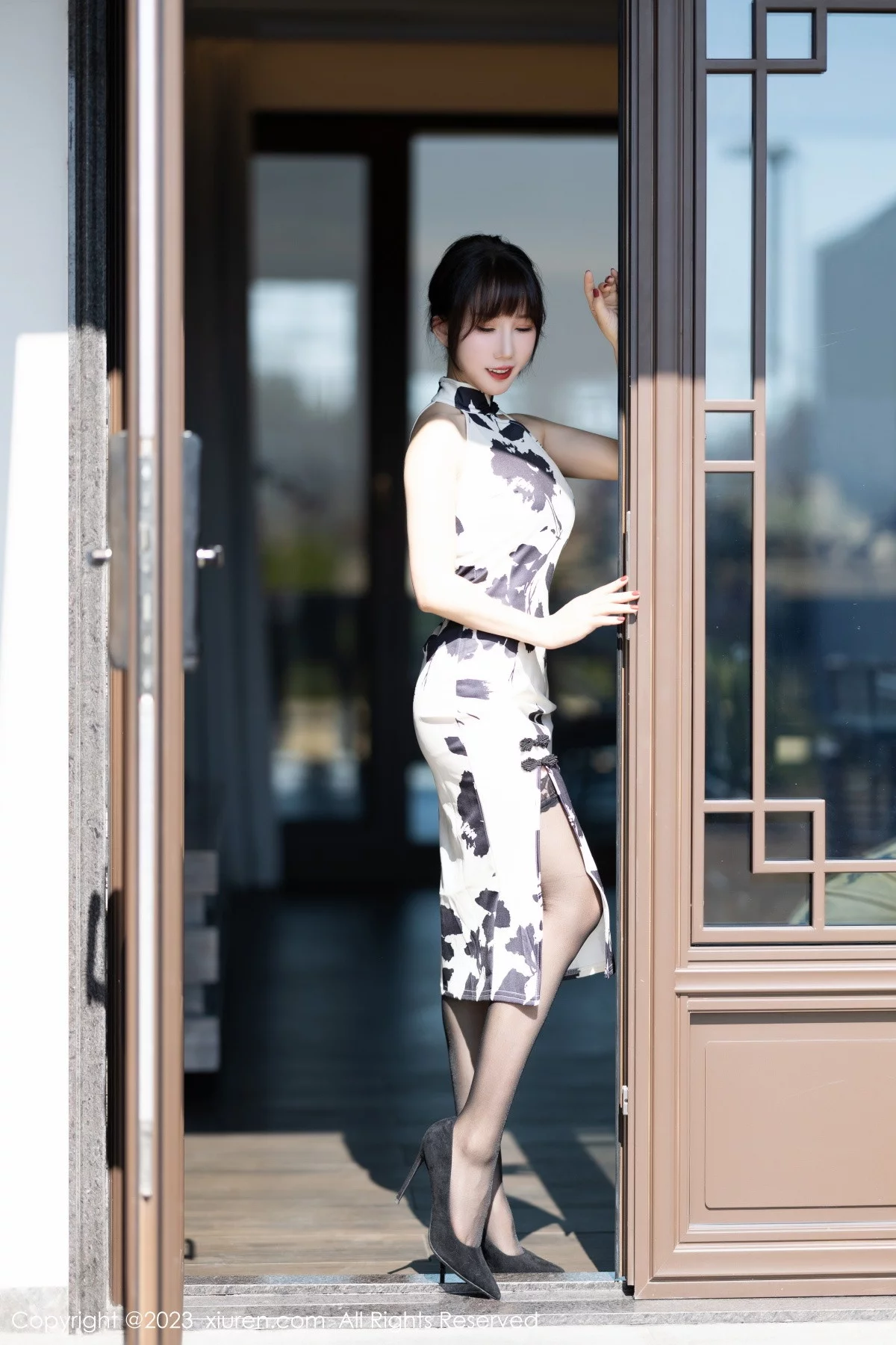 [[XiuRen秀人网]秀人网]No.6241_模特波巧酱脱白色带图案旗袍露性感黑色蕾丝内衣迷人诱惑写真88P