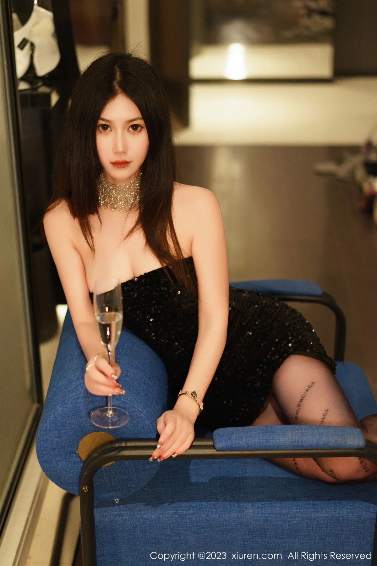 [[XiuRen秀人网]秀人网]No.6244_模特laura阿姣黑色露肩连衣短裙配超薄黑丝秀翘臀美腿诱惑写真90P