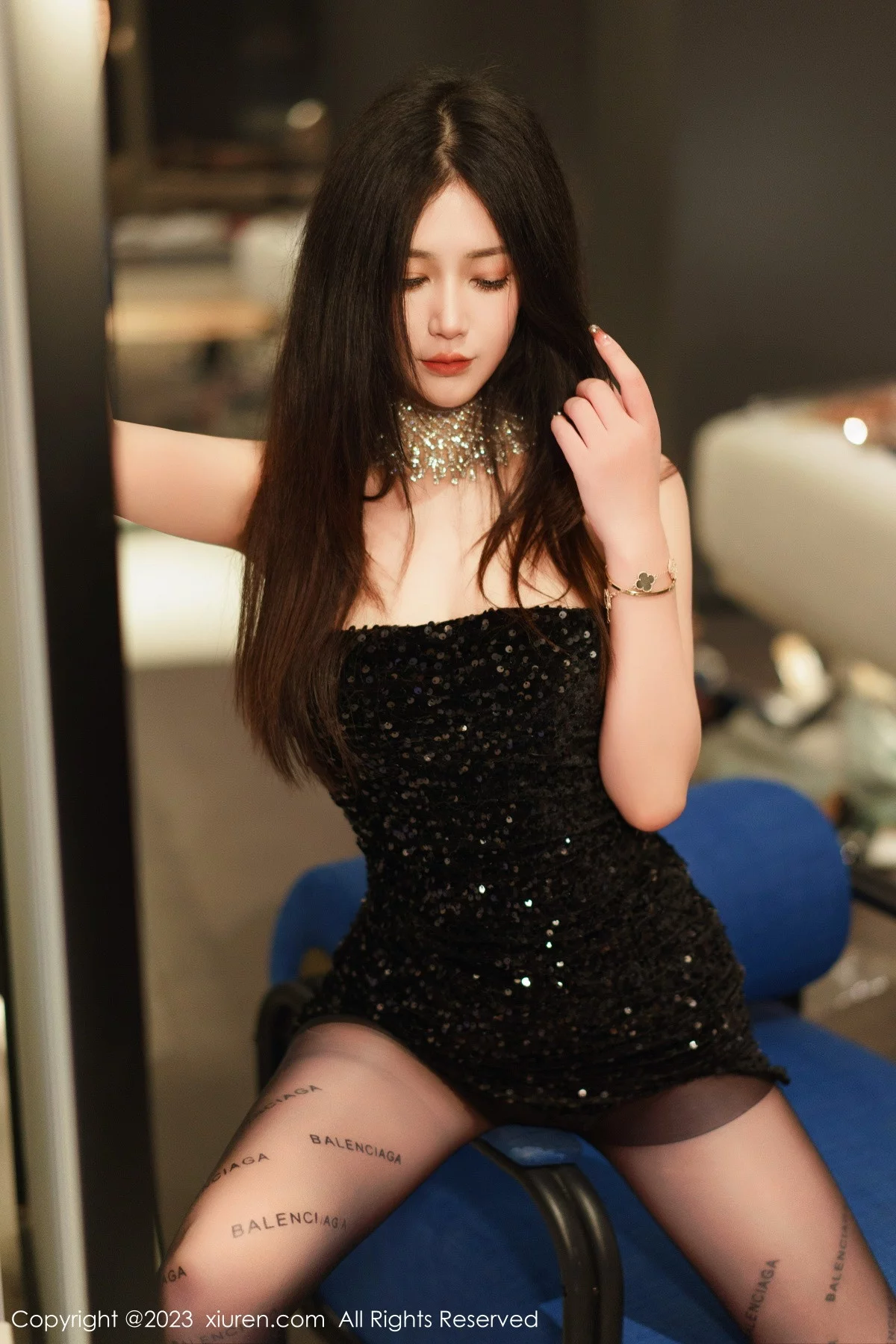 [[XiuRen秀人网]秀人网]No.6244_模特laura阿姣黑色露肩连衣短裙配超薄黑丝秀翘臀美腿诱惑写真90P