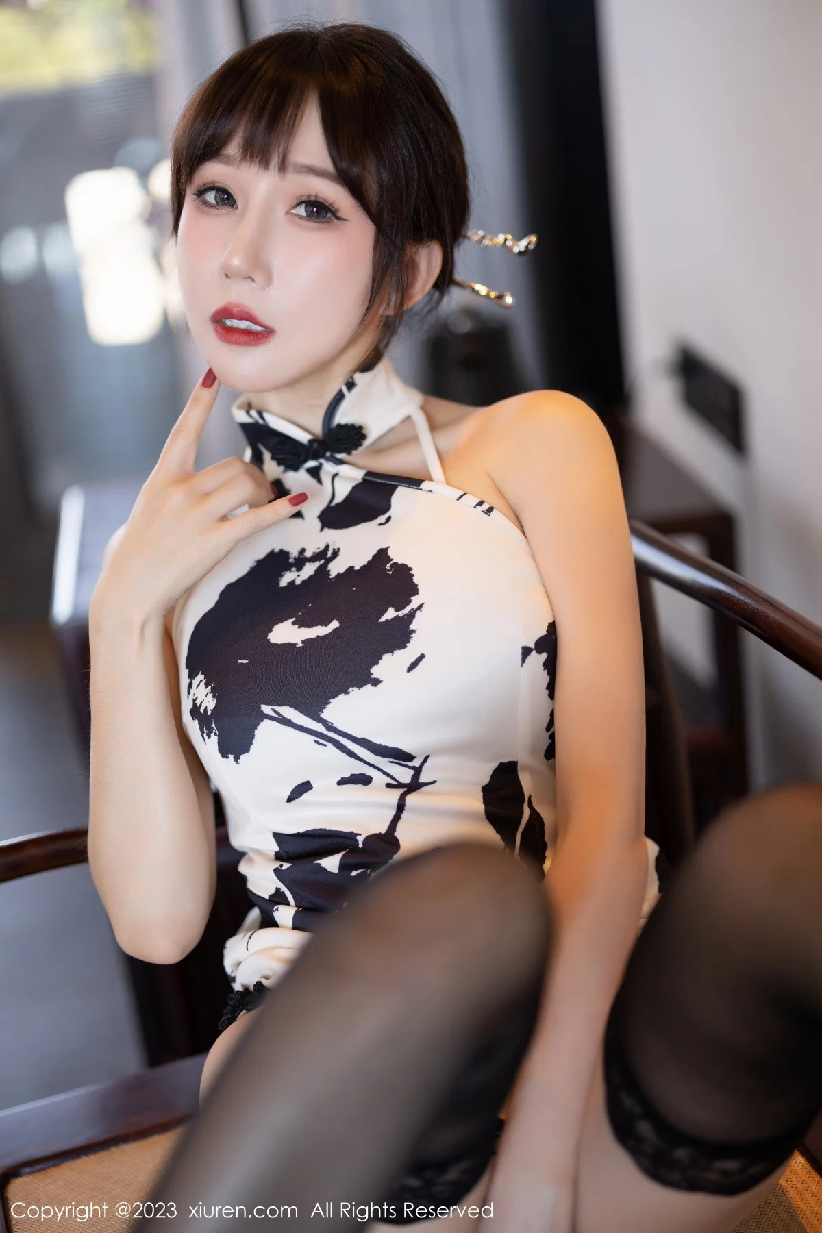 [[XiuRen秀人网]秀人网]No.6241_模特波巧酱脱白色带图案旗袍露性感黑色蕾丝内衣迷人诱惑写真88P