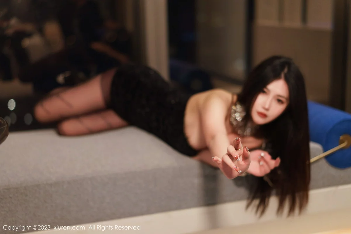 [[XiuRen秀人网]秀人网]No.6244_模特laura阿姣黑色露肩连衣短裙配超薄黑丝秀翘臀美腿诱惑写真90P