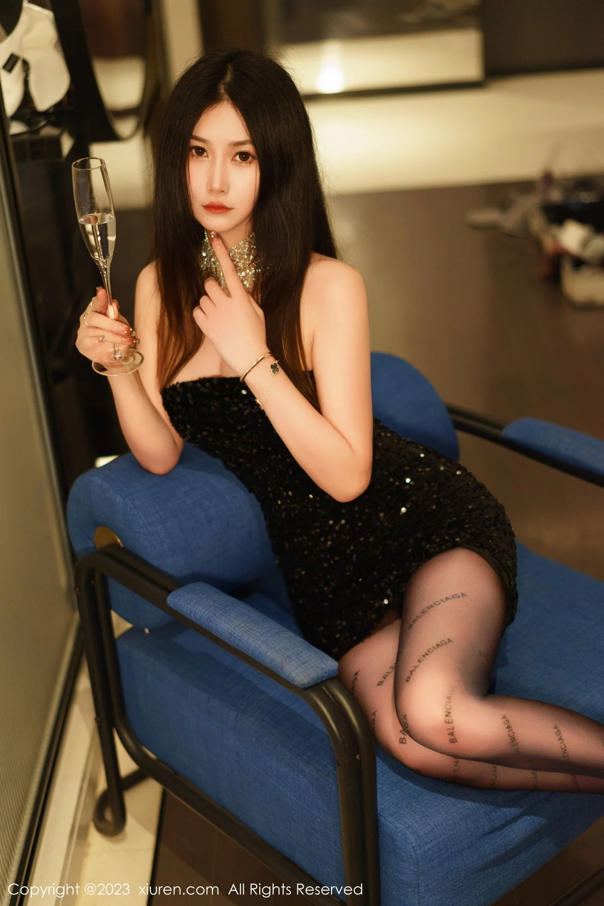 [[XiuRen秀人网]秀人网]No.6244_模特laura阿姣黑色露肩连衣短裙配超薄黑丝秀翘臀美腿诱惑写真90P