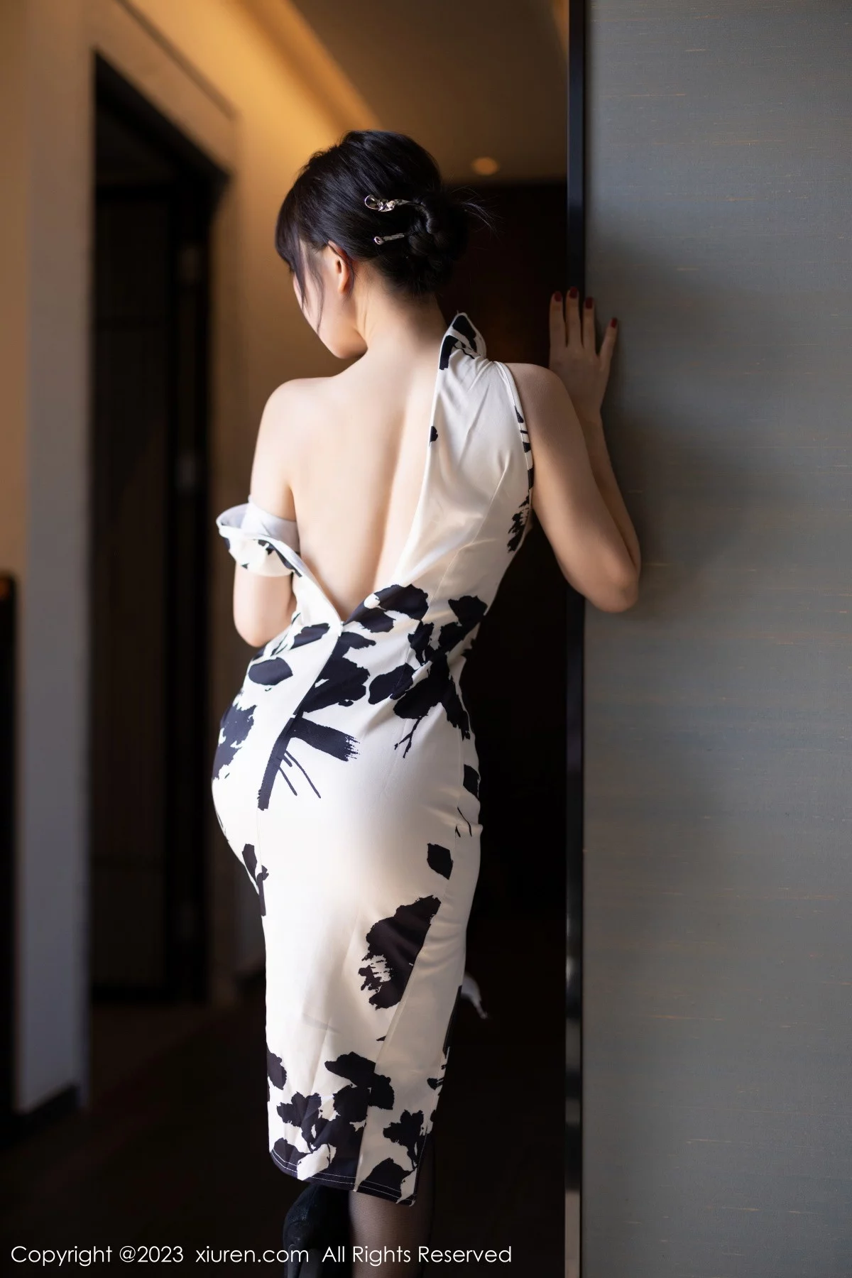 [[XiuRen秀人网]秀人网]No.6241_模特波巧酱脱白色带图案旗袍露性感黑色蕾丝内衣迷人诱惑写真88P