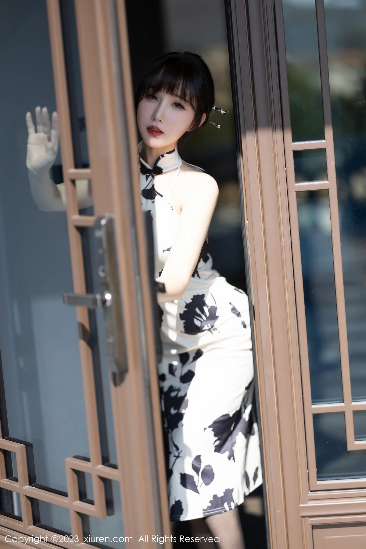 [[XiuRen秀人网]秀人网]No.6241_模特波巧酱脱白色带图案旗袍露性感黑色蕾丝内衣迷人诱惑写真88P