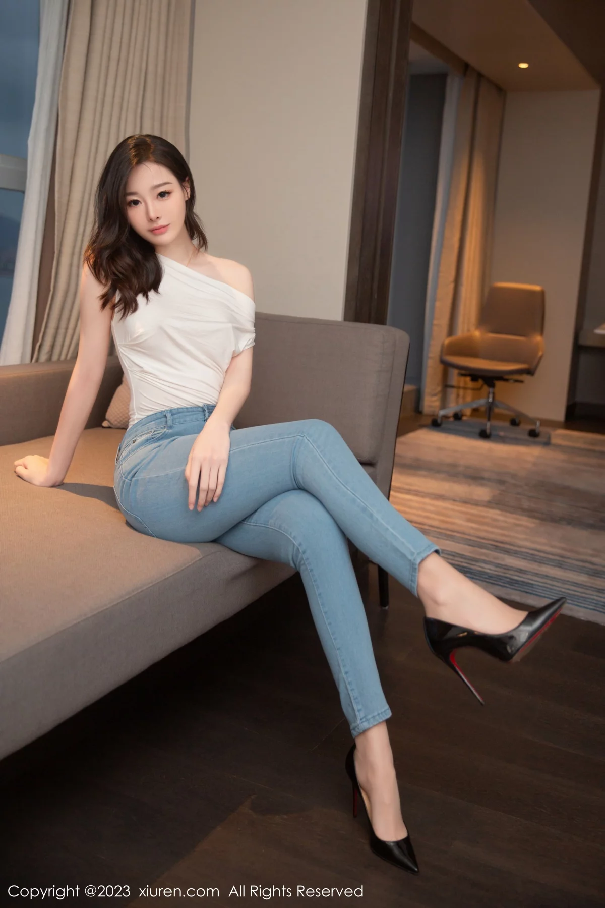 [[XiuRen秀人网]秀人网]No.6250_模特是小逗逗白色轻透衣配牛仔裤半脱露丁字裤秀翘臀诱惑写真87P