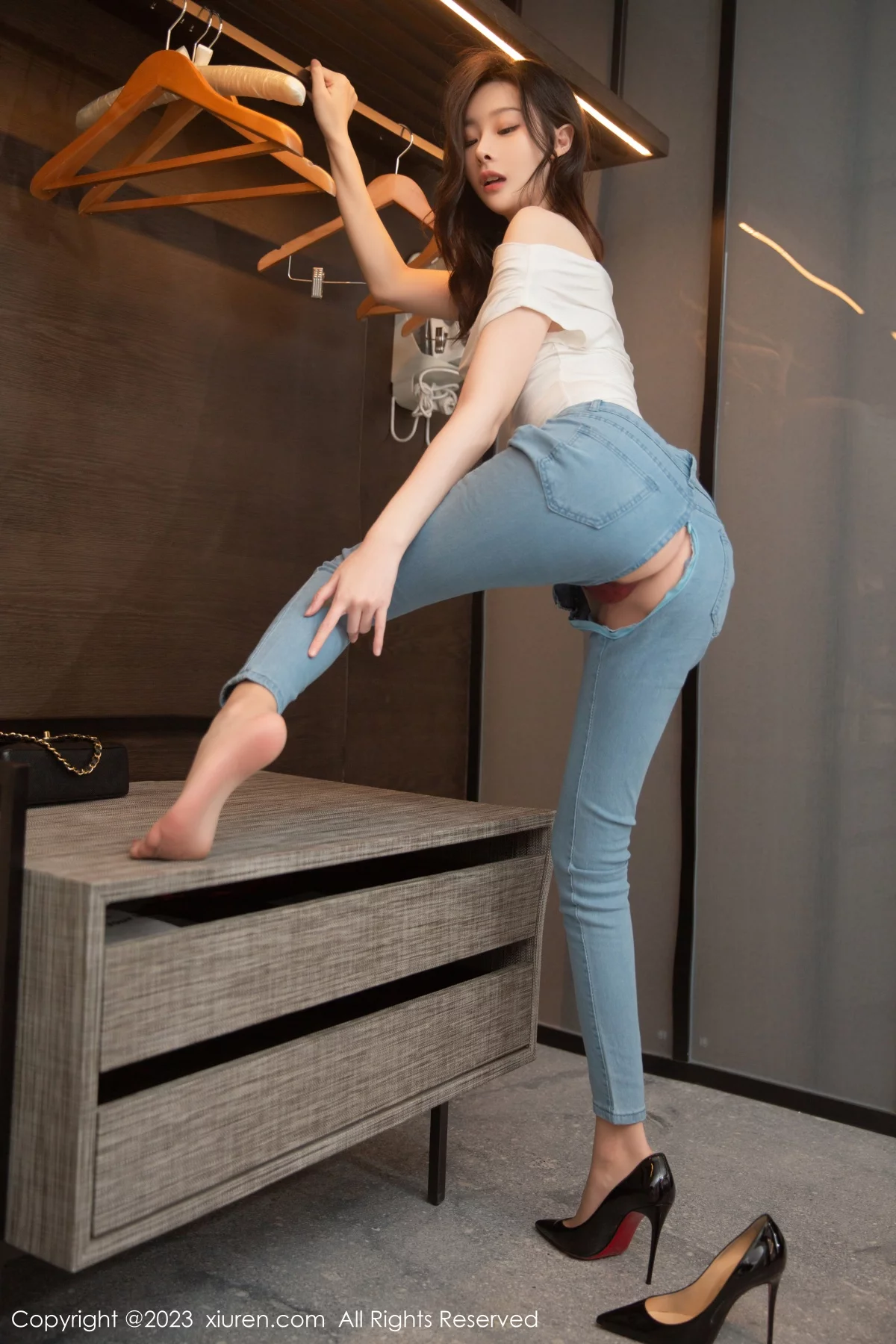 [[XiuRen秀人网]秀人网]No.6250_模特是小逗逗白色轻透衣配牛仔裤半脱露丁字裤秀翘臀诱惑写真87P