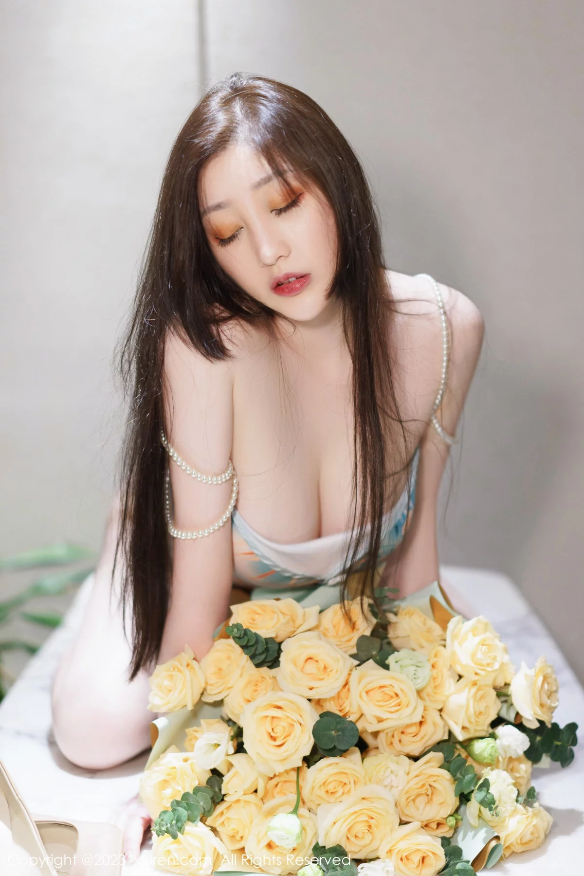 [[XiuRen秀人网]秀人网]No.6249_女神妲己_Toxic私房性感浅色露肩连衣短裙秀雪峰美臀诱惑写真85P