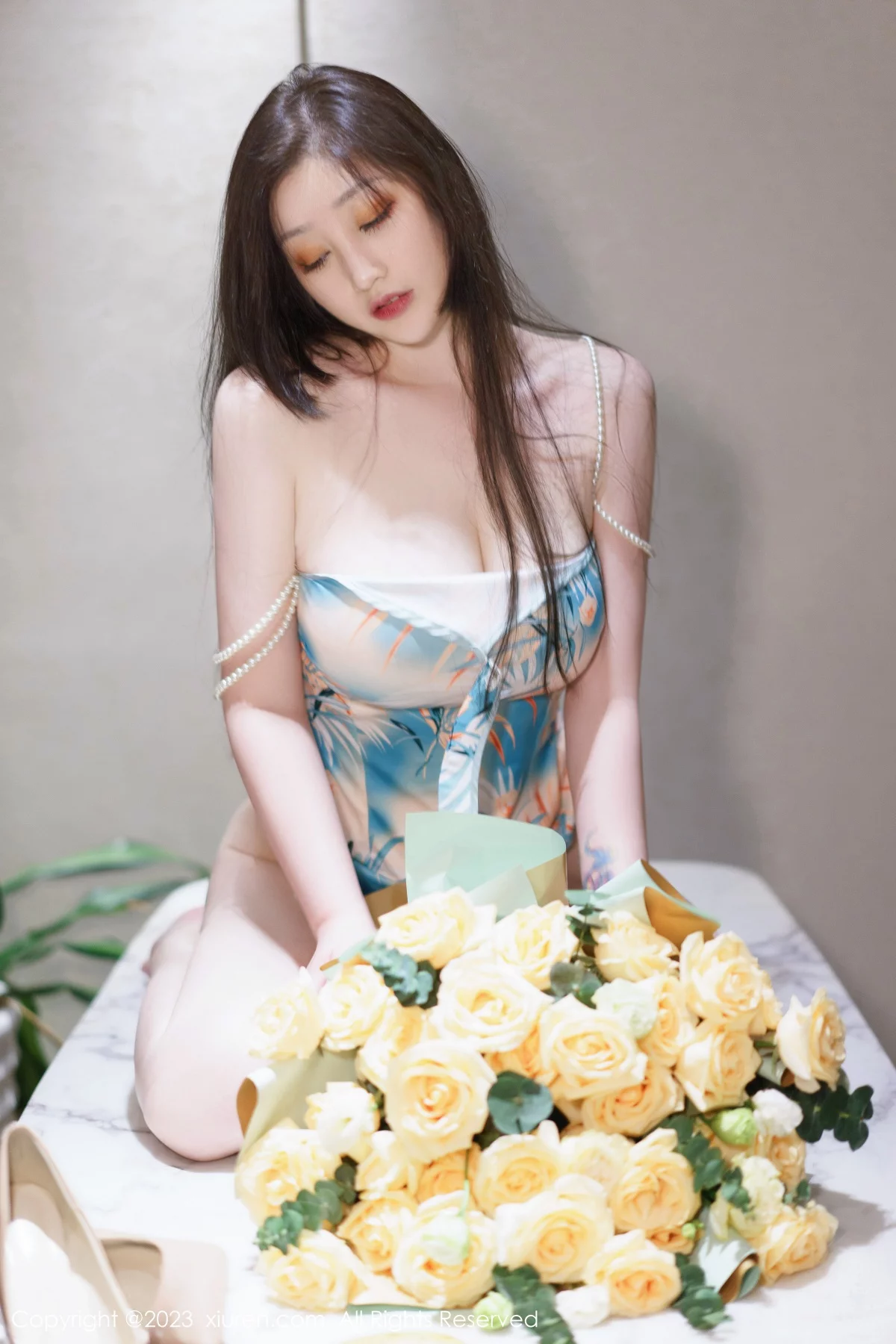 [[XiuRen秀人网]秀人网]No.6249_女神妲己_Toxic私房性感浅色露肩连衣短裙秀雪峰美臀诱惑写真85P