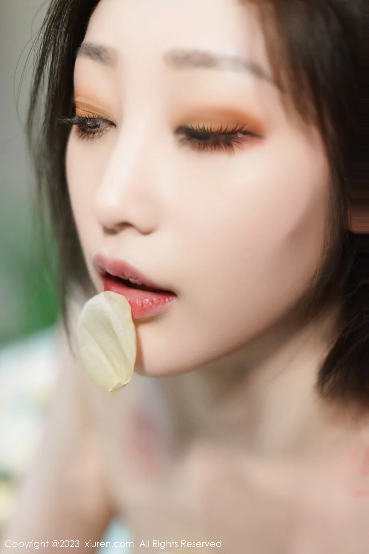 [[XiuRen秀人网]秀人网]No.6249_女神妲己_Toxic私房性感浅色露肩连衣短裙秀雪峰美臀诱惑写真85P