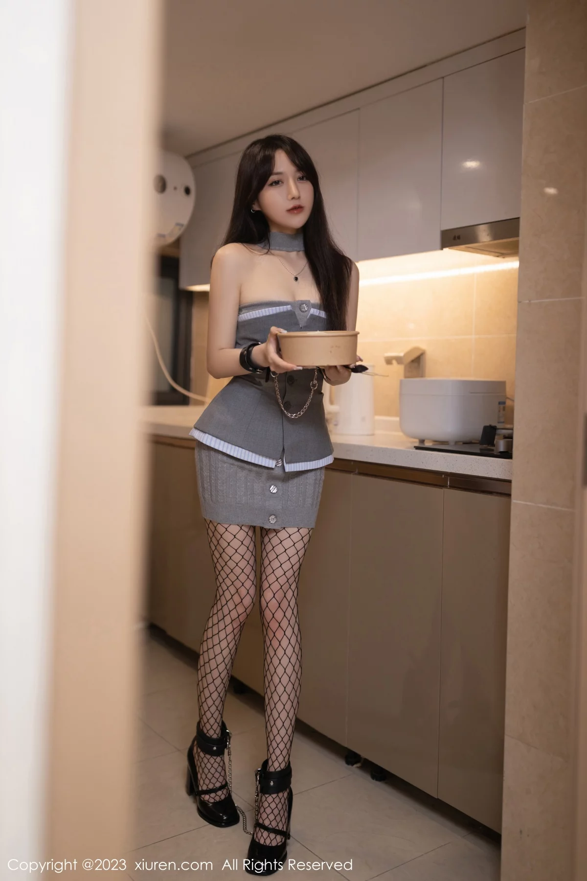 [[XiuRen秀人网]秀人网]No.6252_模特鱼子酱Fish珠三角旅拍灰色服饰配短裙露黑丝网袜诱惑写真81P