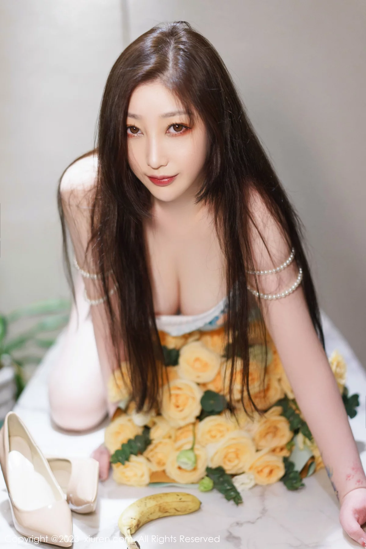 [[XiuRen秀人网]秀人网]No.6249_女神妲己_Toxic私房性感浅色露肩连衣短裙秀雪峰美臀诱惑写真85P