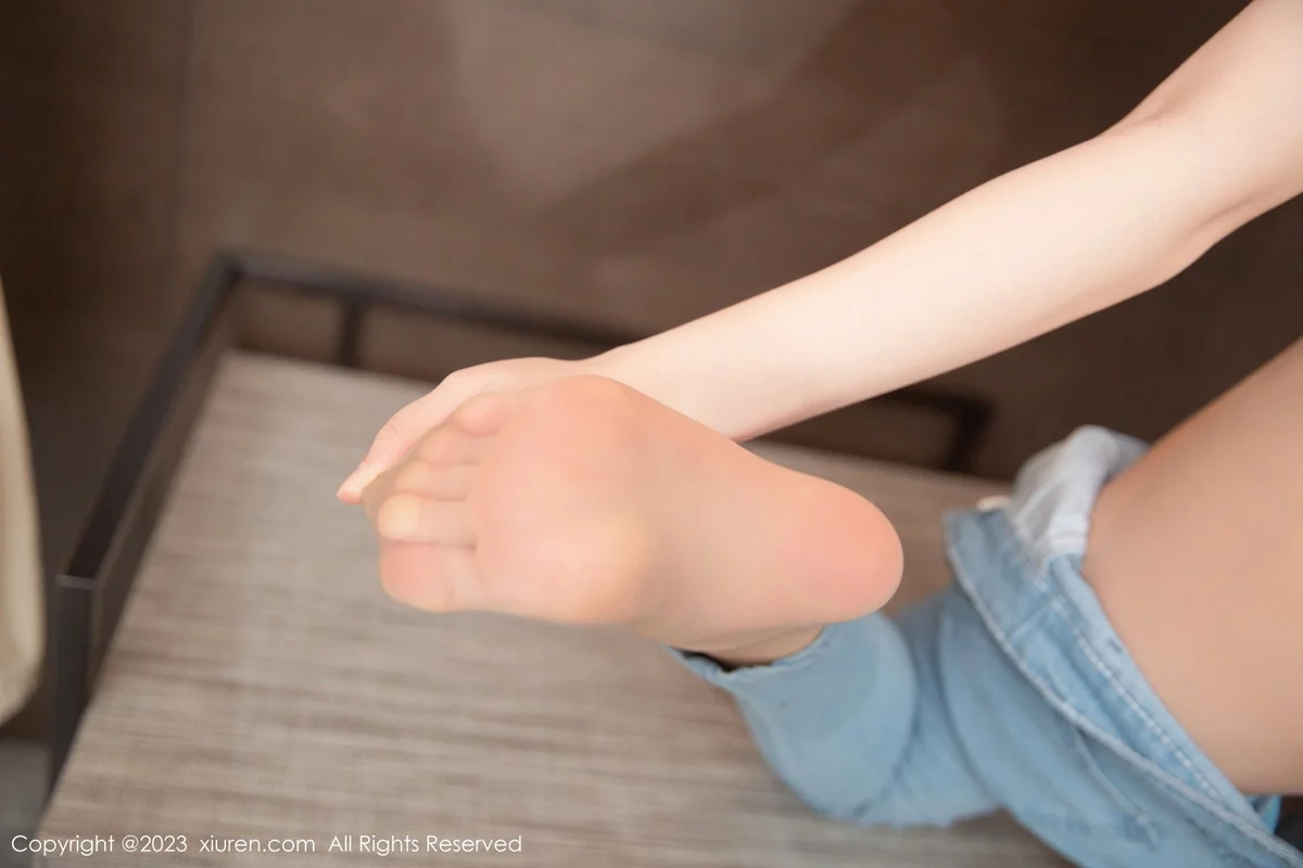 [[XiuRen秀人网]秀人网]No.6250_模特是小逗逗白色轻透衣配牛仔裤半脱露丁字裤秀翘臀诱惑写真87P