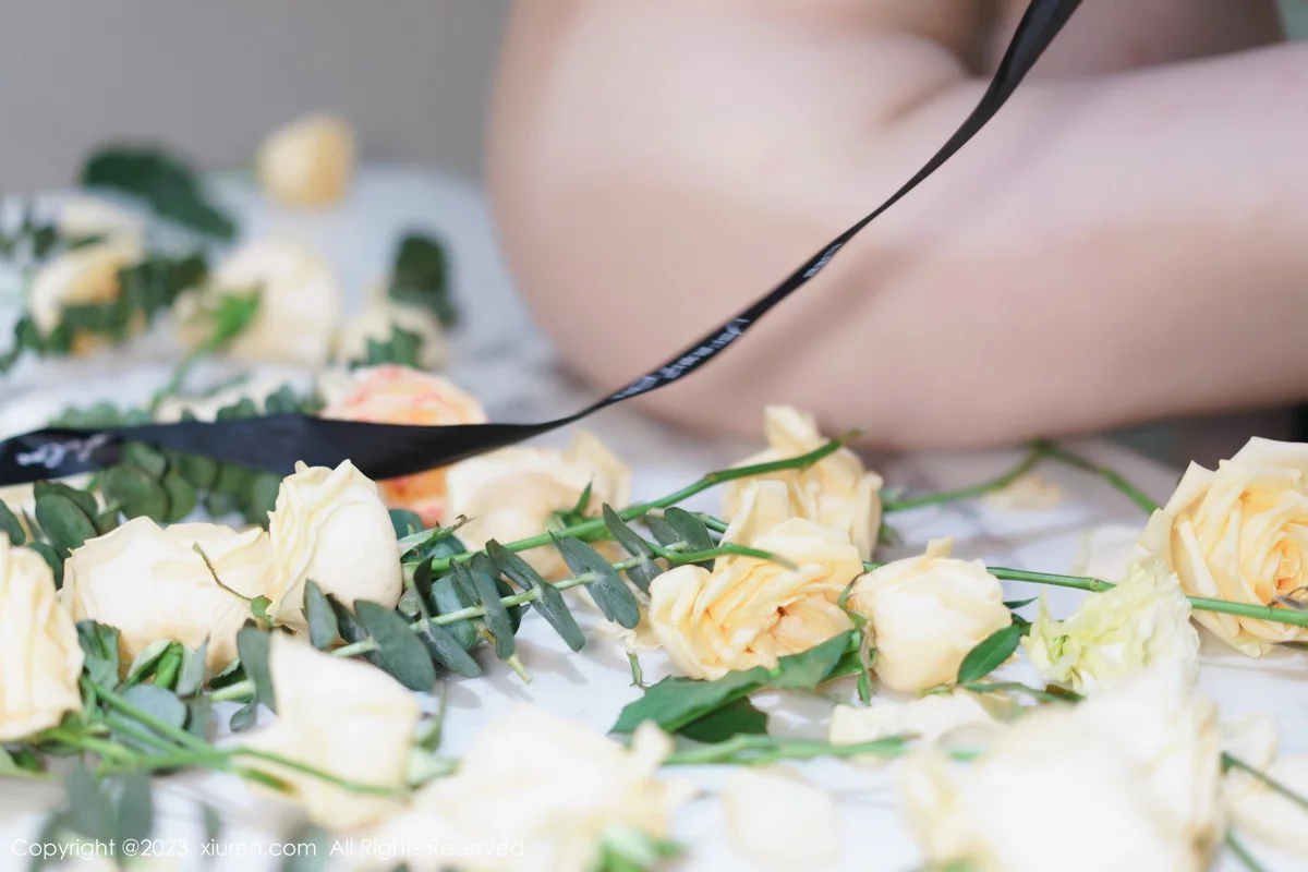 [[XiuRen秀人网]秀人网]No.6249_女神妲己_Toxic私房性感浅色露肩连衣短裙秀雪峰美臀诱惑写真85P