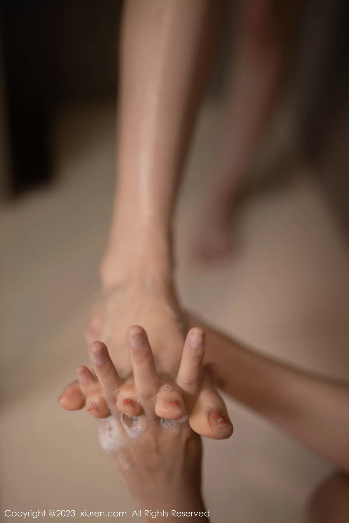 [[XiuRen秀人网]秀人网]No.6252_模特鱼子酱Fish珠三角旅拍灰色服饰配短裙露黑丝网袜诱惑写真81P