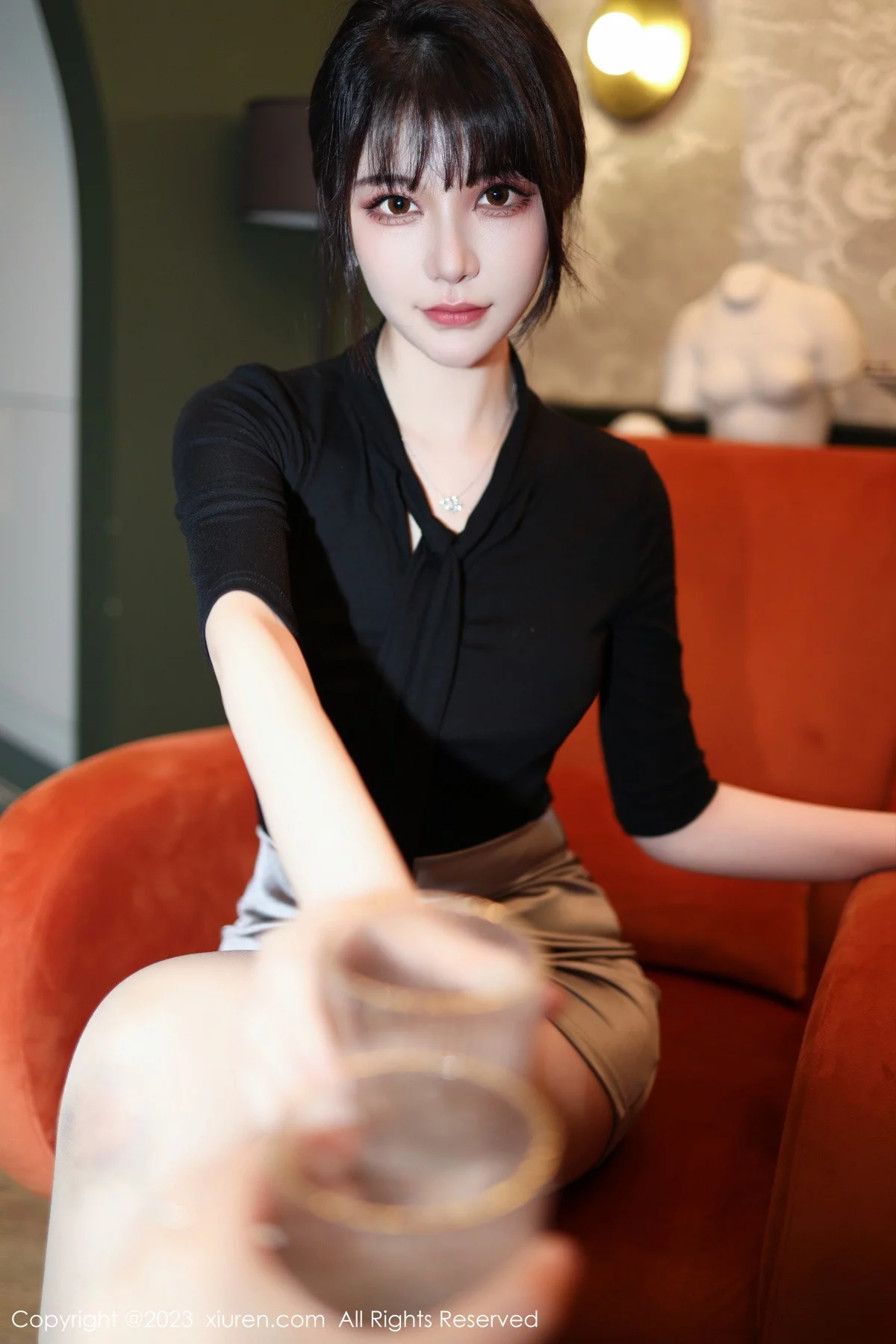 [[XiuRen秀人网]秀人网]No.6256_模特桃桃子闺蜜剧情主题性感黑白丝袜系列秀美腿迷人诱惑写真85P