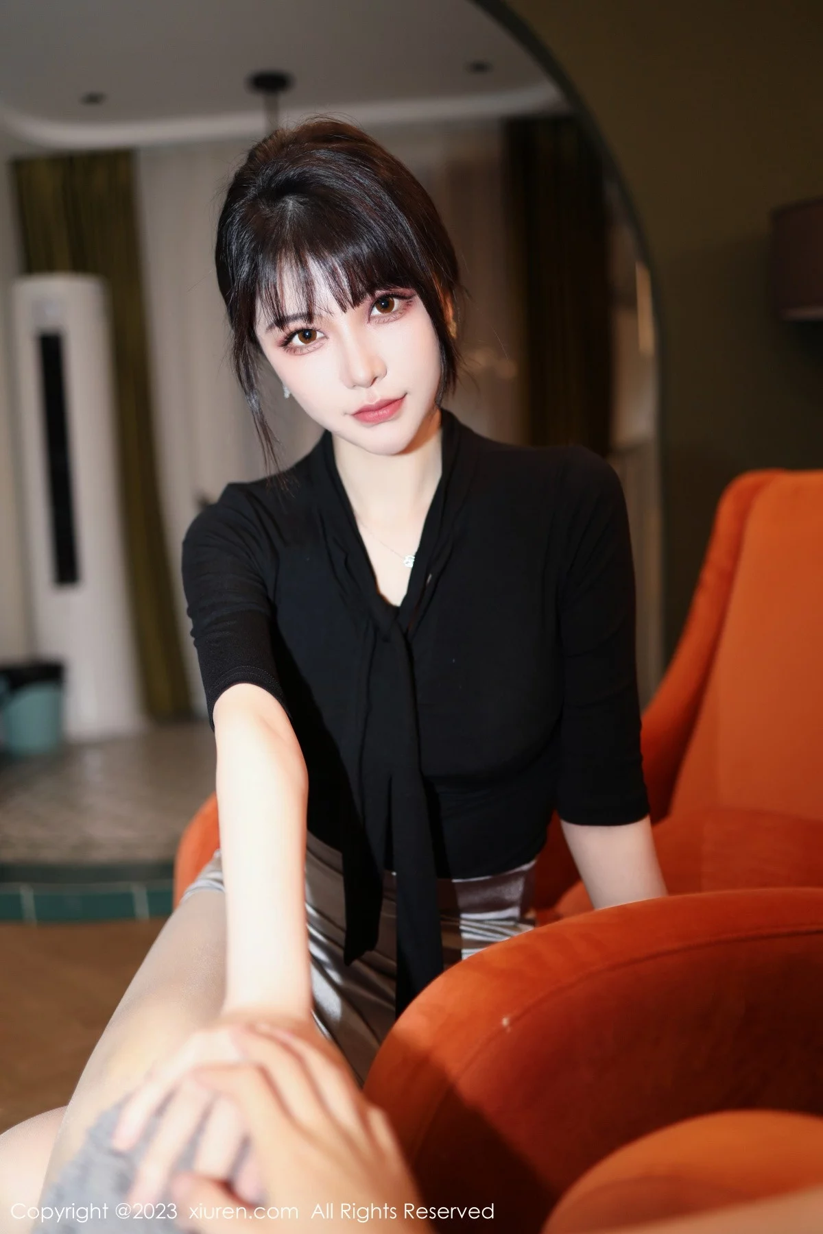 [[XiuRen秀人网]秀人网]No.6256_模特桃桃子闺蜜剧情主题性感黑白丝袜系列秀美腿迷人诱惑写真85P