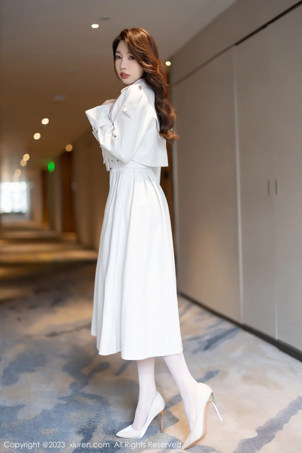 [[XiuRen秀人网]秀人网]No.6257_女神徐莉芝Booty脱浅色外衣露白色轻透上衣秀曼妙身材诱惑写真85P