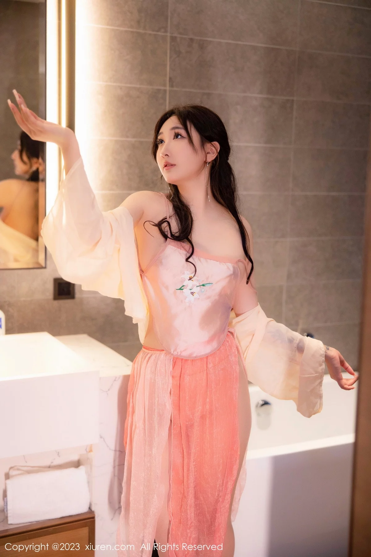 [[XiuRen秀人网]秀人网]No.6262_模特江真真浴室场景橙色古装服饰秀圆润丰腴身材惹火诱惑写真70P