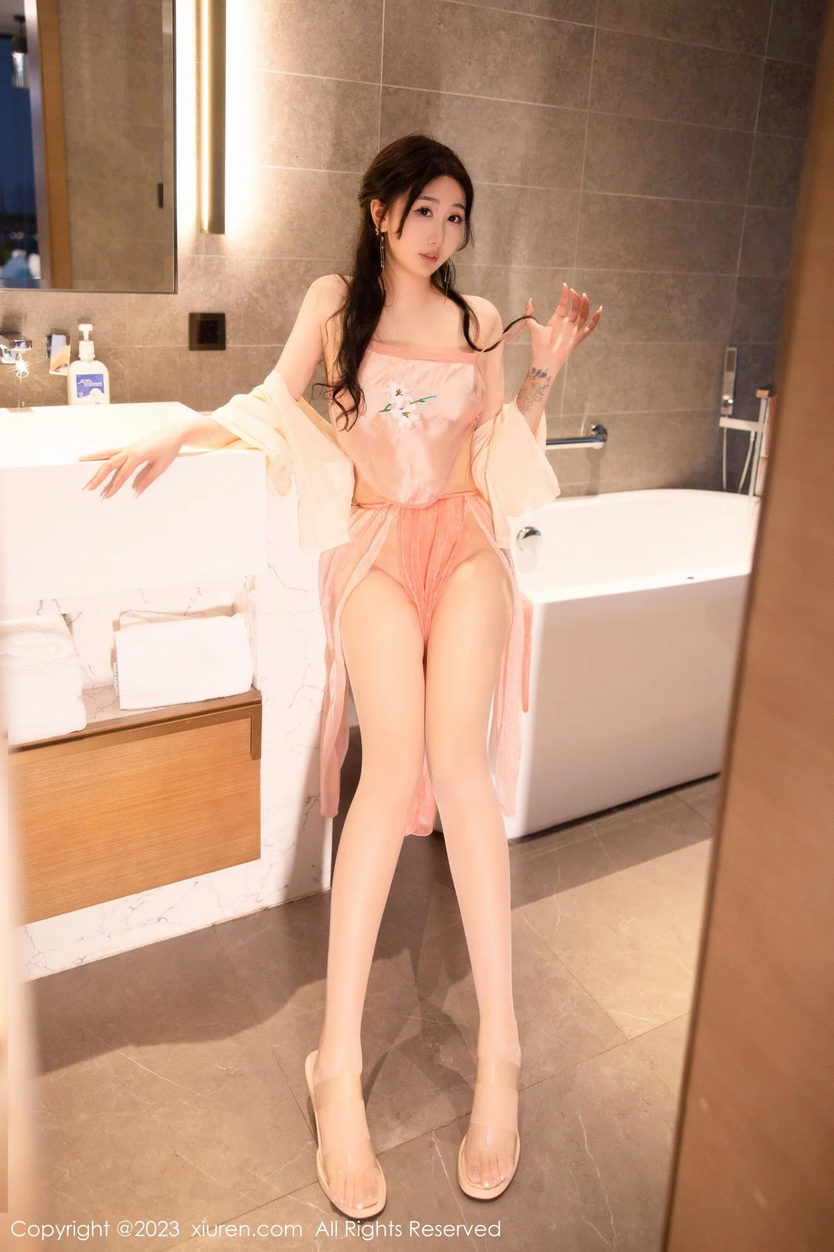 [[XiuRen秀人网]秀人网]No.6262_模特江真真浴室场景橙色古装服饰秀圆润丰腴身材惹火诱惑写真70P