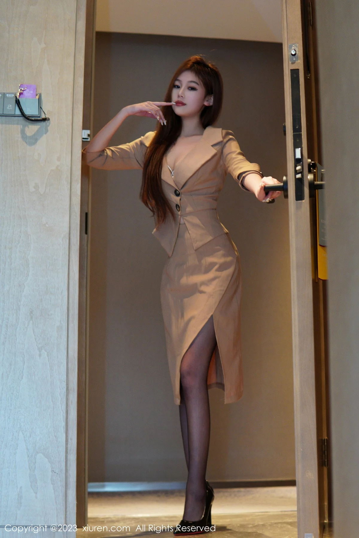 [[XiuRen秀人网]秀人网]No.6260_模特早川京子私房半脱露性感白色蕾丝内衣配开档黑丝诱惑写真86P