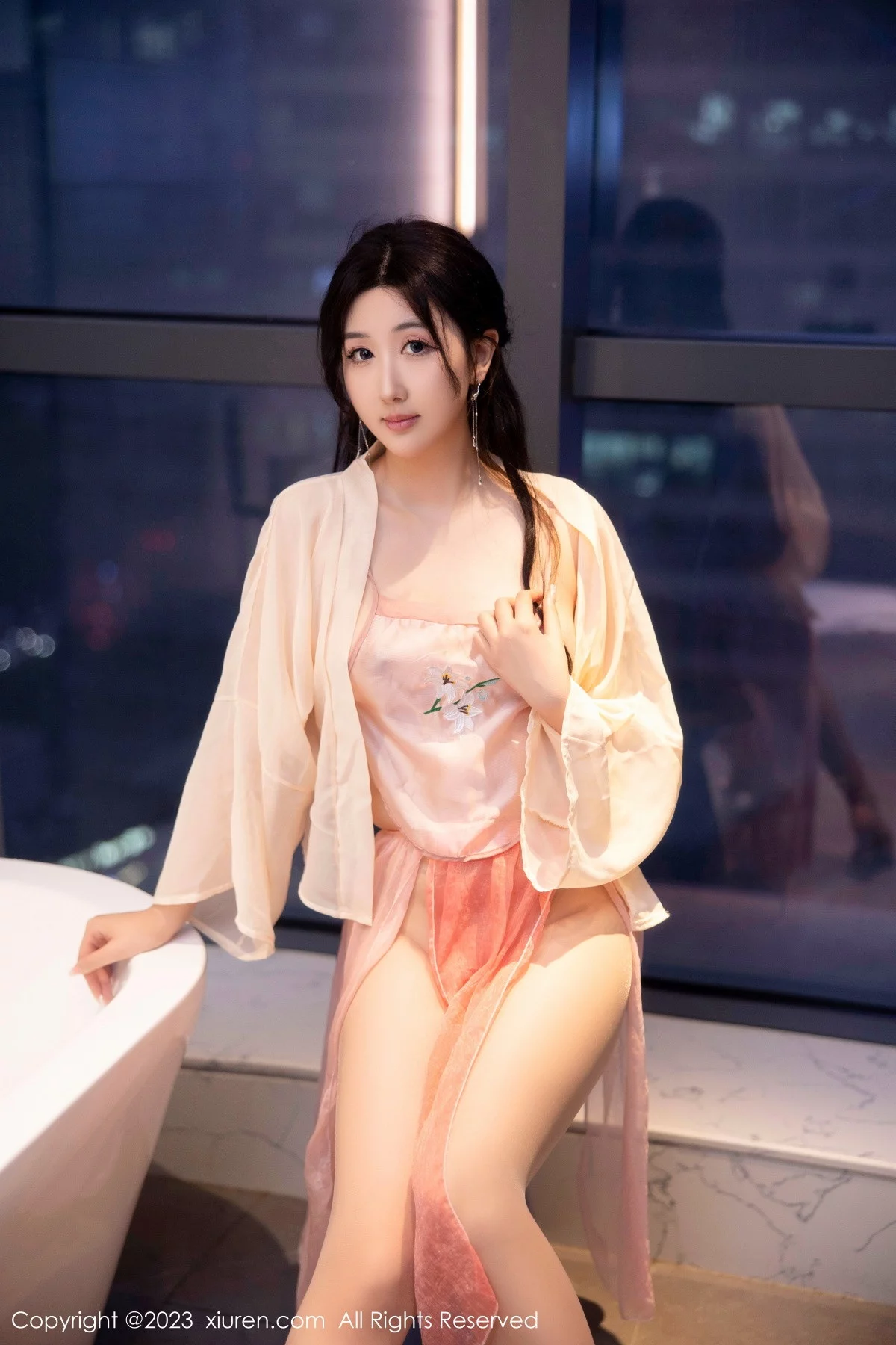 [[XiuRen秀人网]秀人网]No.6262_模特江真真浴室场景橙色古装服饰秀圆润丰腴身材惹火诱惑写真70P