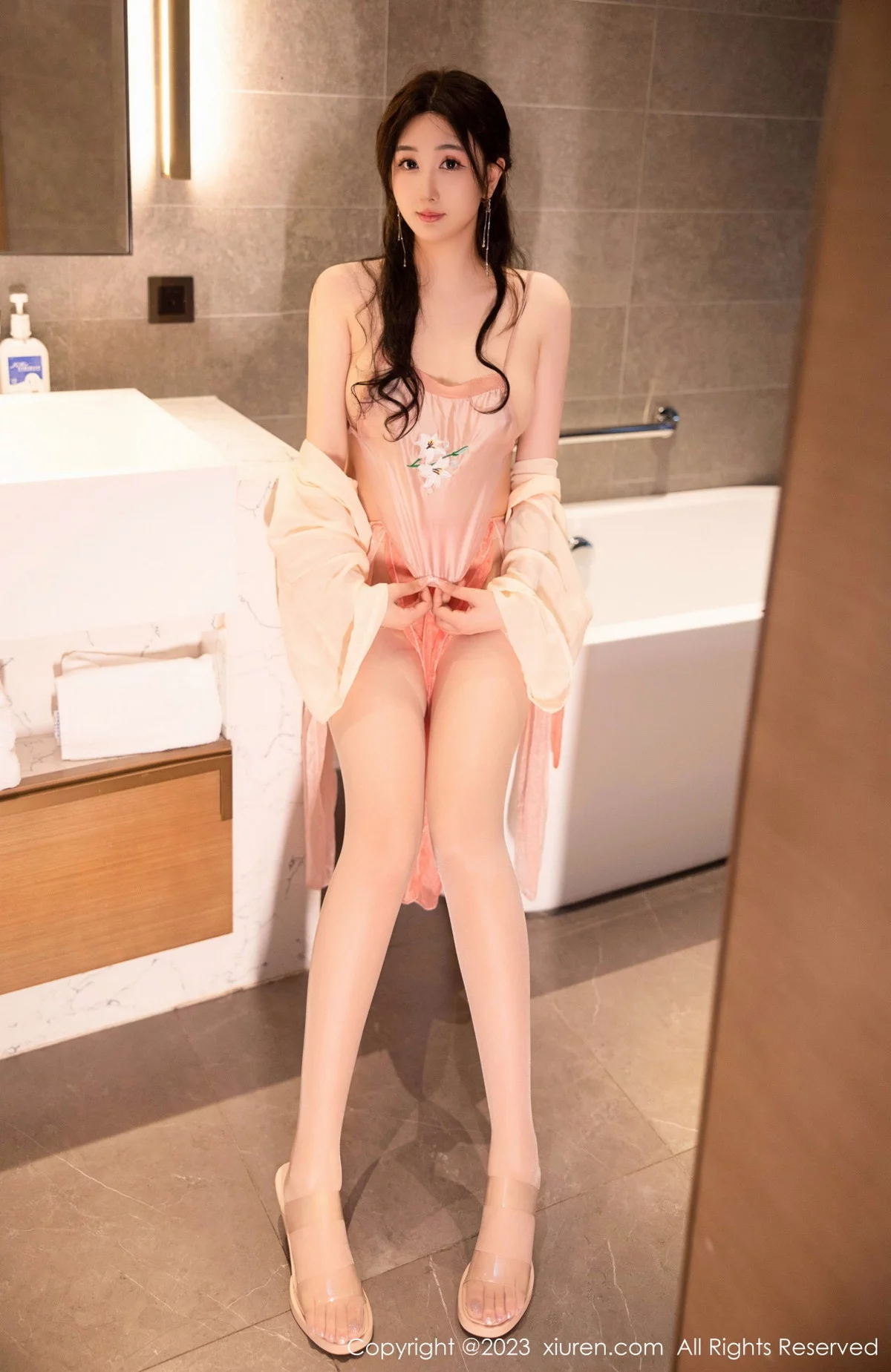 [[XiuRen秀人网]秀人网]No.6262_模特江真真浴室场景橙色古装服饰秀圆润丰腴身材惹火诱惑写真70P