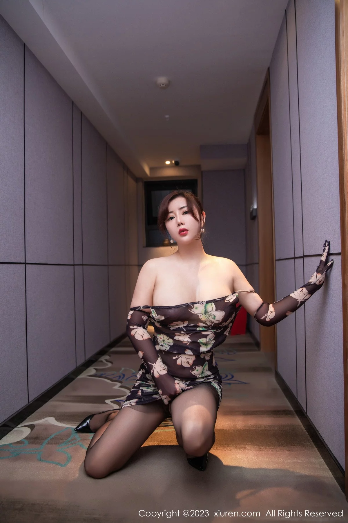 [[XiuRen秀人网]秀人网]No.6265_模特王婉悠Queen性感深褐色连衣长裙真空秀惹火身材诱惑写真50P