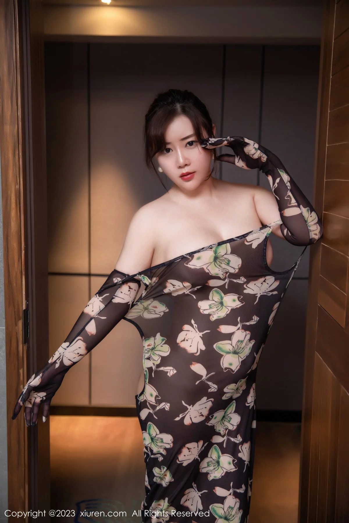 [[XiuRen秀人网]秀人网]No.6265_模特王婉悠Queen性感深褐色连衣长裙真空秀惹火身材诱惑写真50P