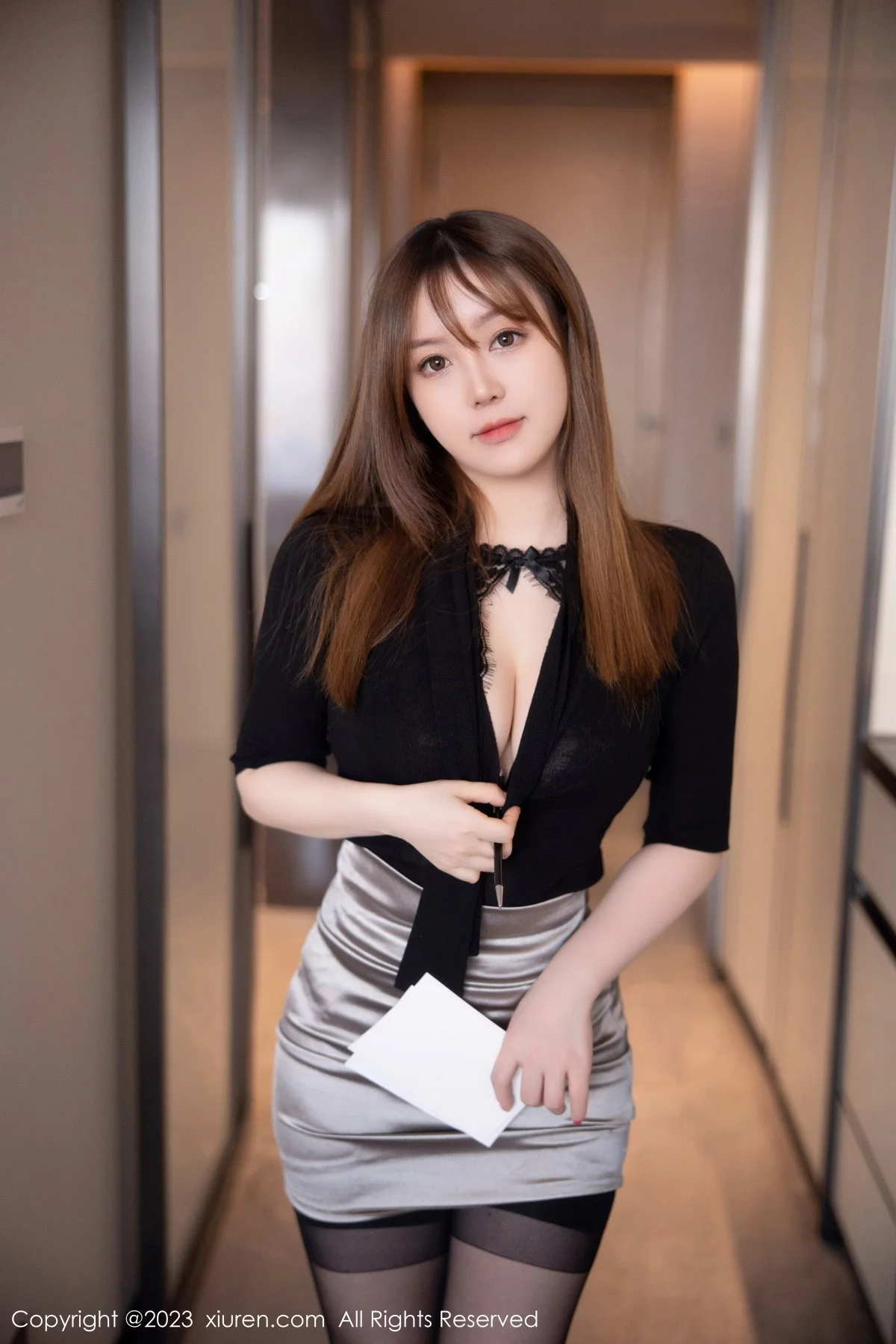 [[XiuRen秀人网]秀人网]No.6269_模特豆瓣酱黑色上衣配灰短裙露黑色蕾丝内衣秀丰满身材诱惑写真88P