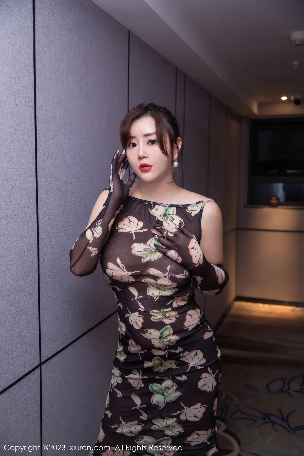 [[XiuRen秀人网]秀人网]No.6265_模特王婉悠Queen性感深褐色连衣长裙真空秀惹火身材诱惑写真50P