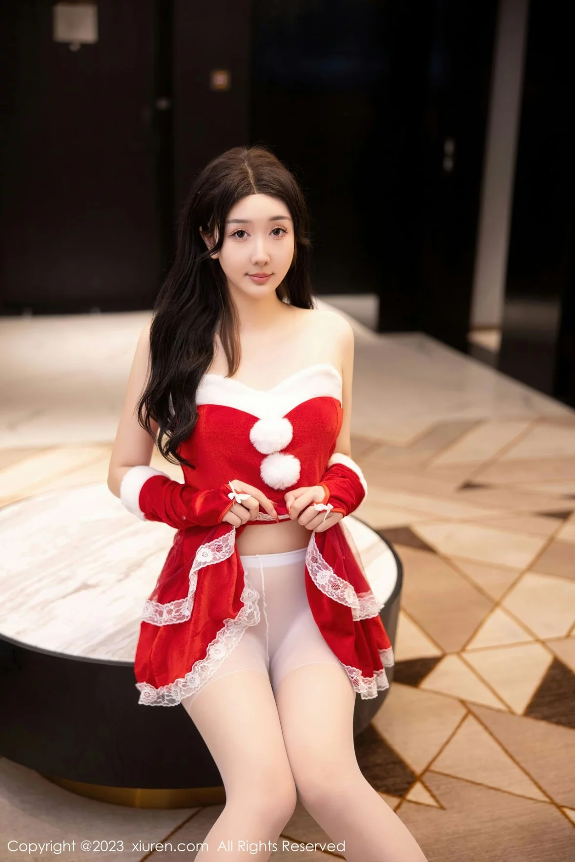 [[XiuRen秀人网]秀人网]No.6163_模特江真真性感红色贺新年服配白色蕾丝袜秀白嫩美腿迷人写真87P