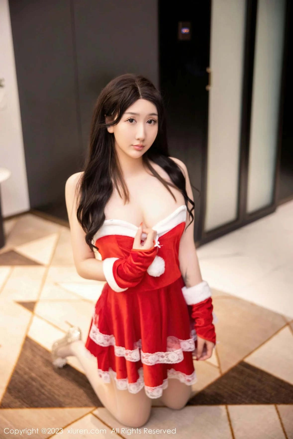 [[XiuRen秀人网]秀人网]No.6163_模特江真真性感红色贺新年服配白色蕾丝袜秀白嫩美腿迷人写真87P