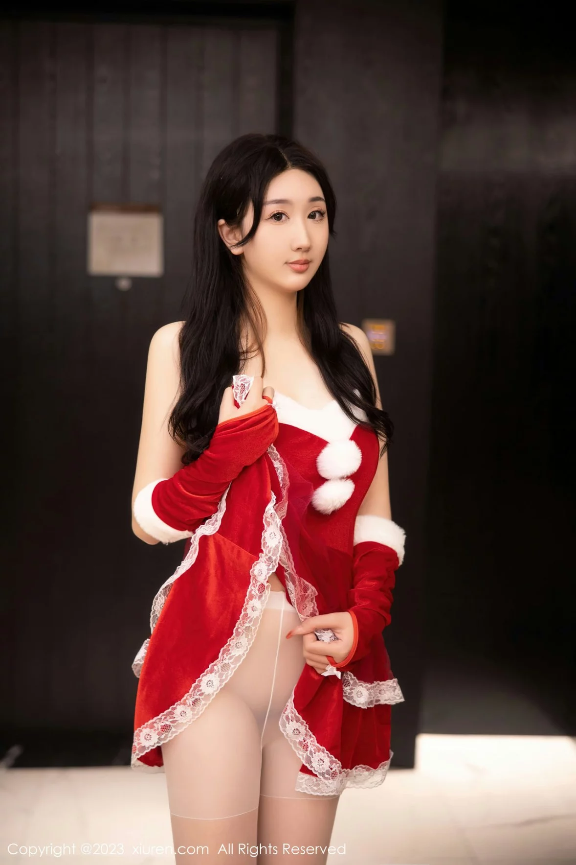 [[XiuRen秀人网]秀人网]No.6163_模特江真真性感红色贺新年服配白色蕾丝袜秀白嫩美腿迷人写真87P