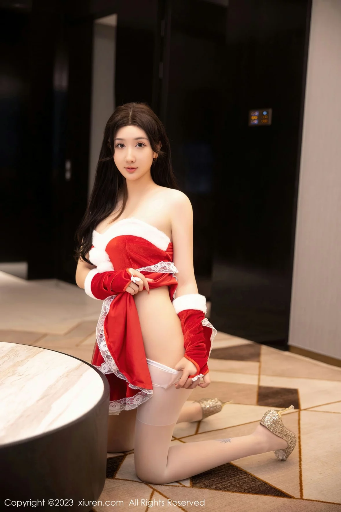 [[XiuRen秀人网]秀人网]No.6163_模特江真真性感红色贺新年服配白色蕾丝袜秀白嫩美腿迷人写真87P