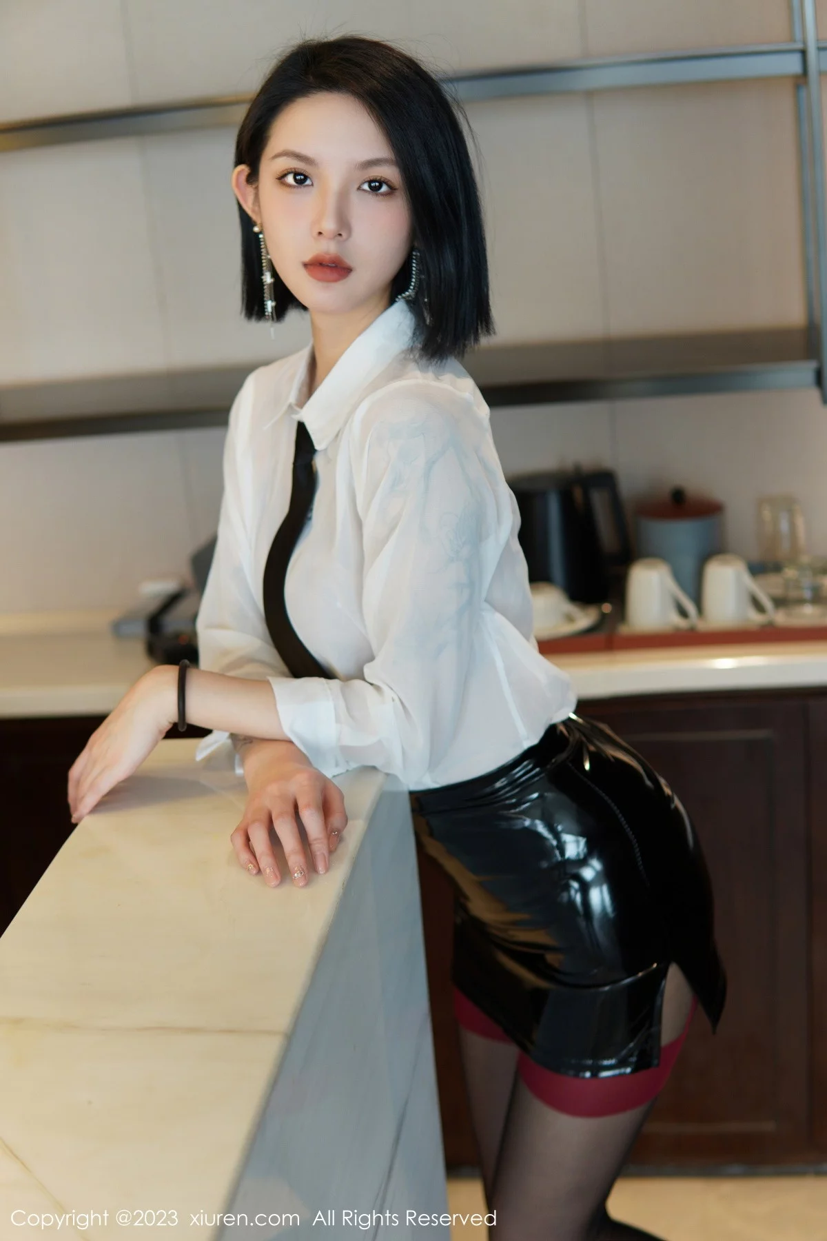 [[XiuRen秀人网]秀人网]No.6158_新人模特乔一一性感白T配黑皮短裙露蕾丝内衣黑丝吊袜诱惑写真80P