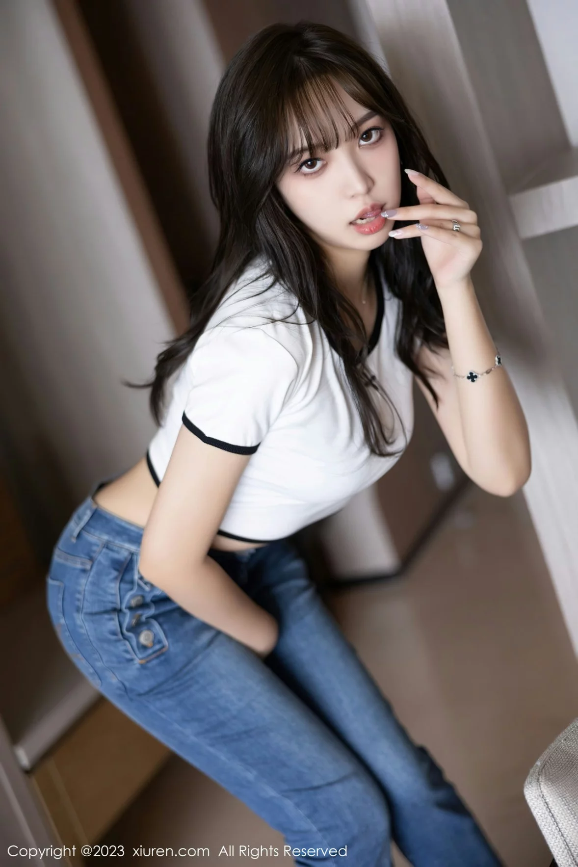 [[XiuRen秀人网]秀人网]No.6160_模特郑颖姗Bev白色上衣配牛仔长裤露蕾丝内衣超薄肉丝诱惑写真90P