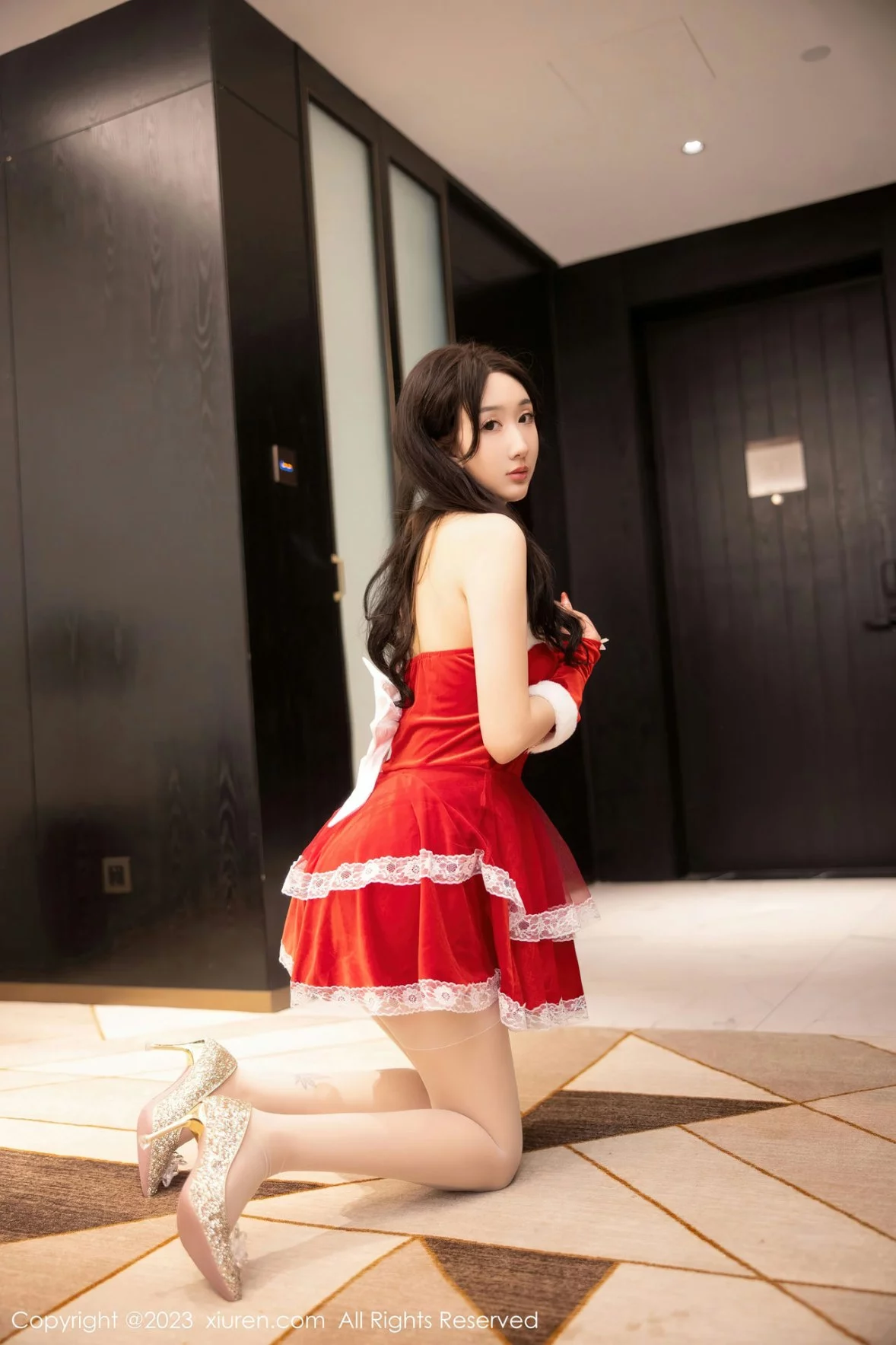 [[XiuRen秀人网]秀人网]No.6163_模特江真真性感红色贺新年服配白色蕾丝袜秀白嫩美腿迷人写真87P