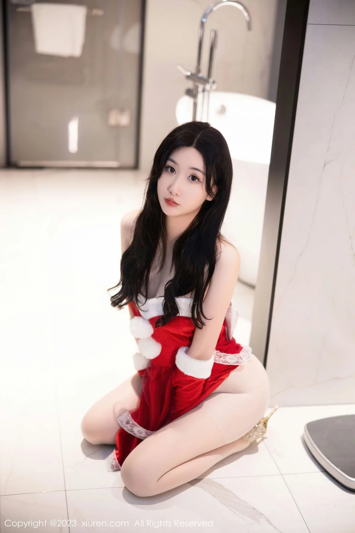 [[XiuRen秀人网]秀人网]No.6163_模特江真真性感红色贺新年服配白色蕾丝袜秀白嫩美腿迷人写真87P