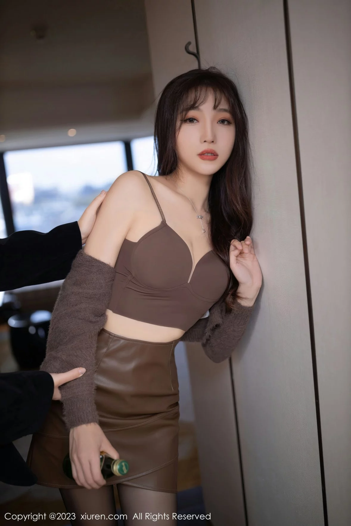 [[XiuRen秀人网]秀人网]No.6165_模特陆萱萱醉酒调教性感吊带配咖啡色短裙秀完美身材诱惑写真78P